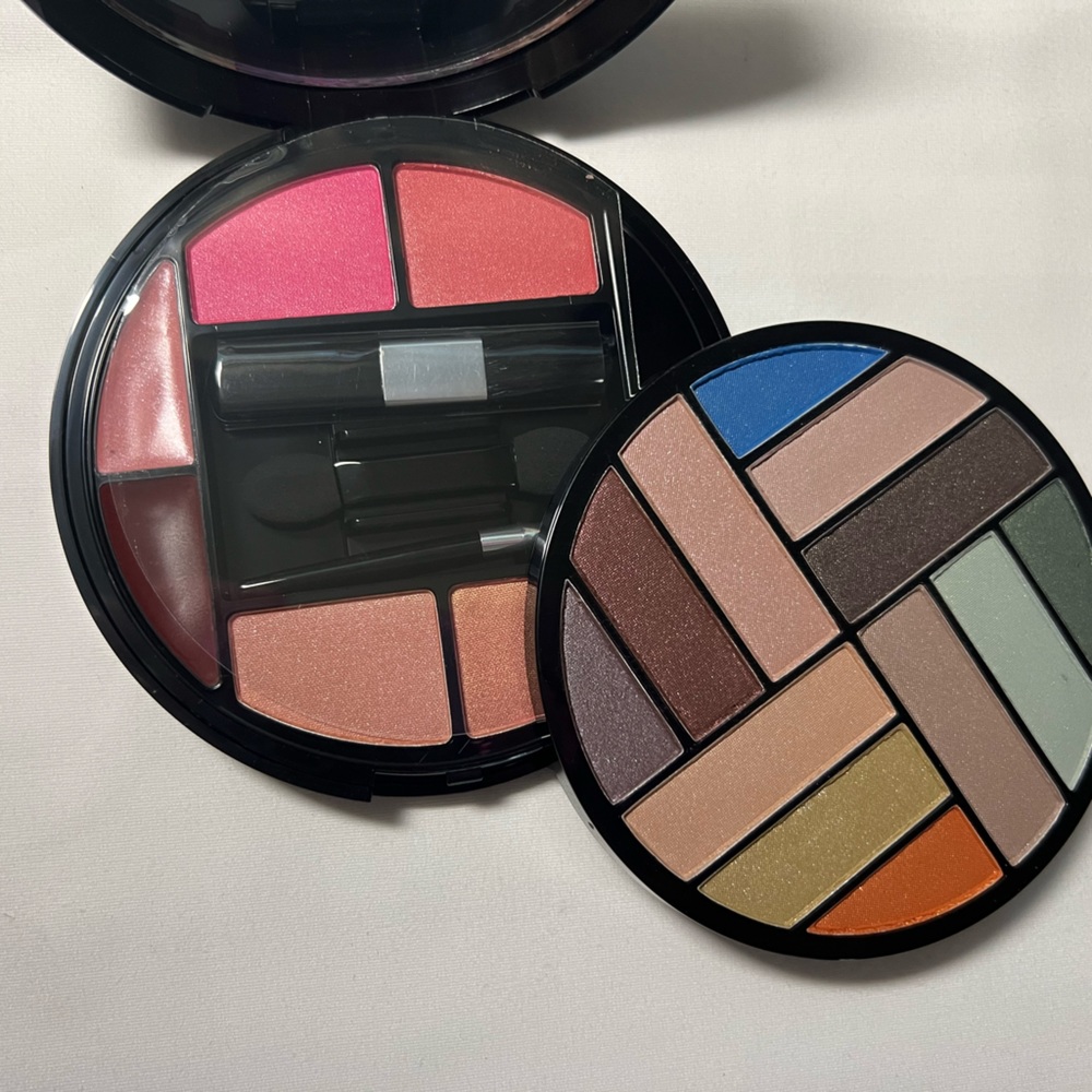 AVON Nesting Beauty Color Palette